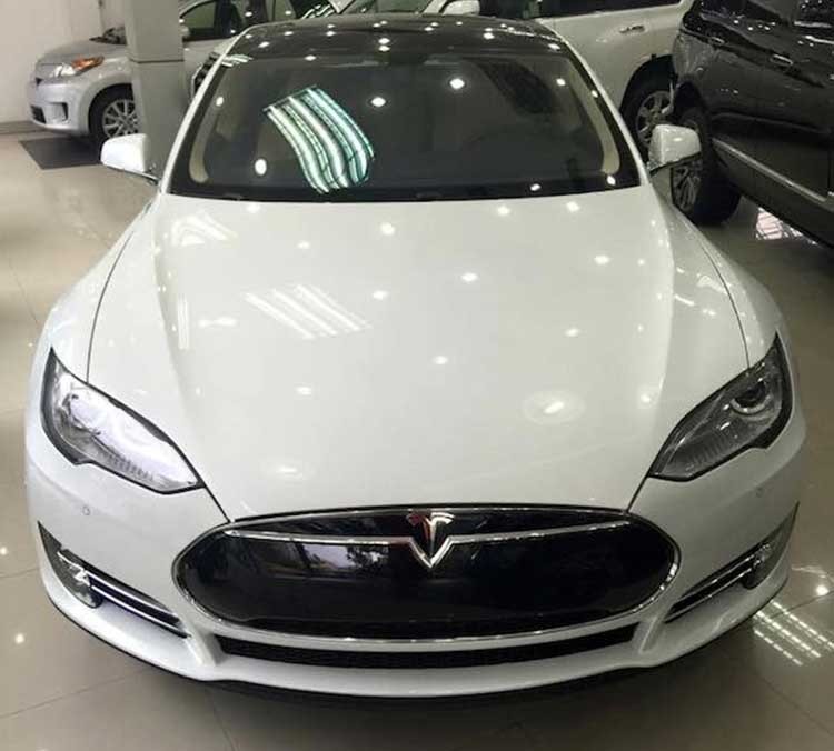 Vẻ ngoài của  Tesla P85 không khác một chiếc sedan thể thao chạy động cơ đốt trong là mấy. Thiết kế năng động với đầu và thân xe vuốt dài, đèn pha xe-non tự động.